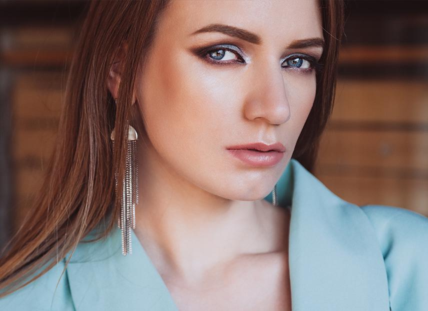 Makeup for drooping eyelids